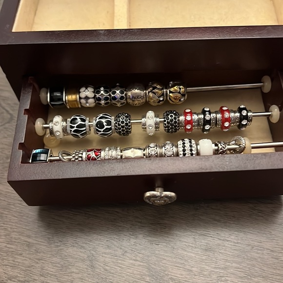 Brighton jewelry box and seven bracelets with various charms - Picture 9 of 11